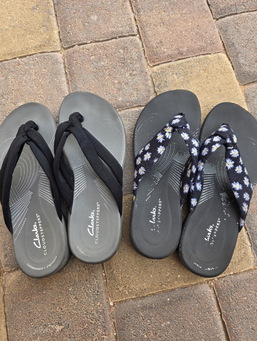 Clarks Cloudsteppers Wedge Flip Flops - Black & Black Daisy - EUC, BUNDLE